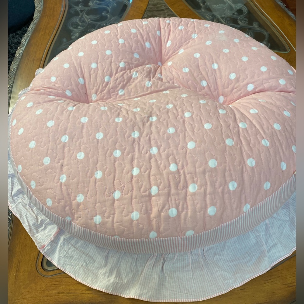 Cute pink and white poke a dot dog bed - Picture 2 of 6